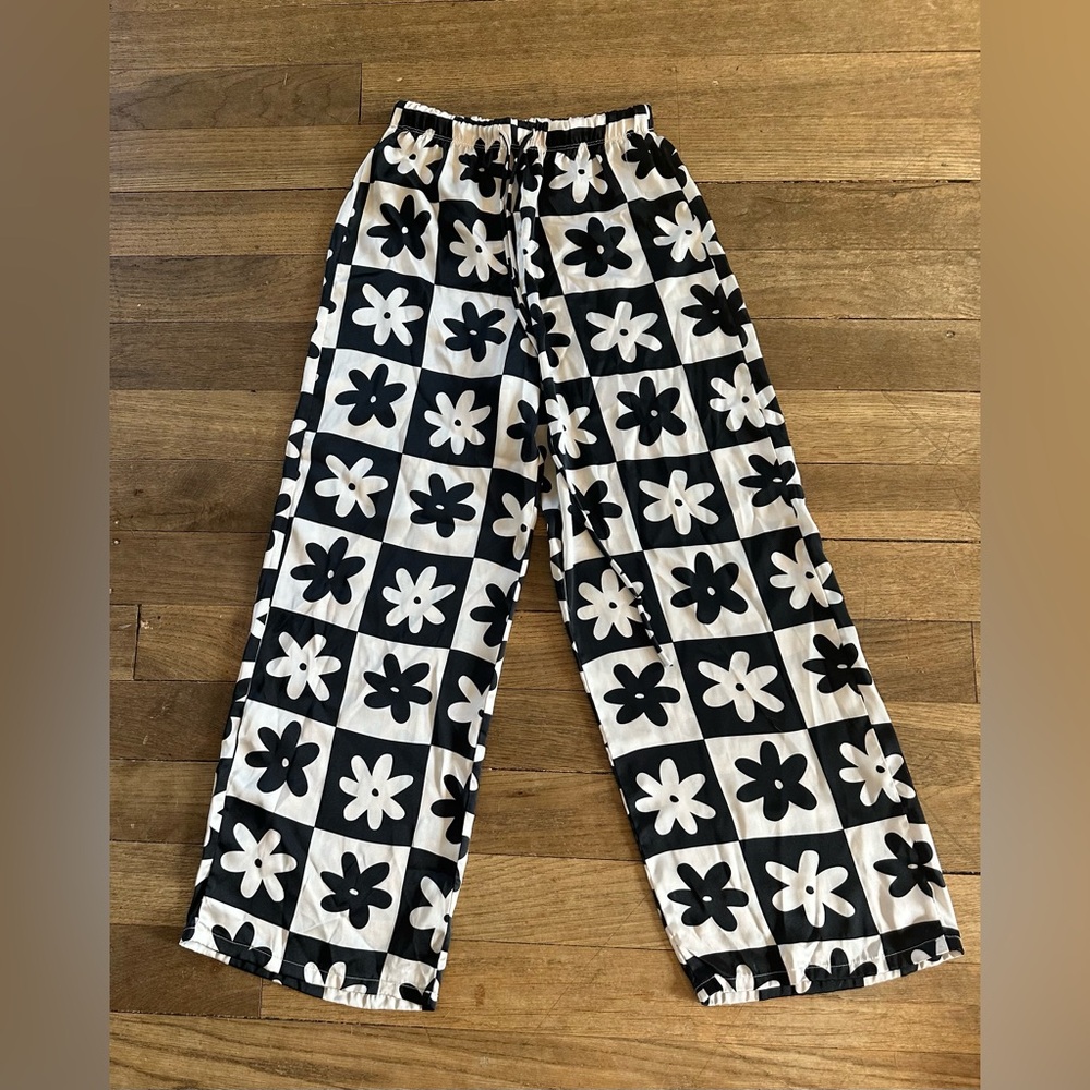 Lisa Says Gah satin floral pants (size small)